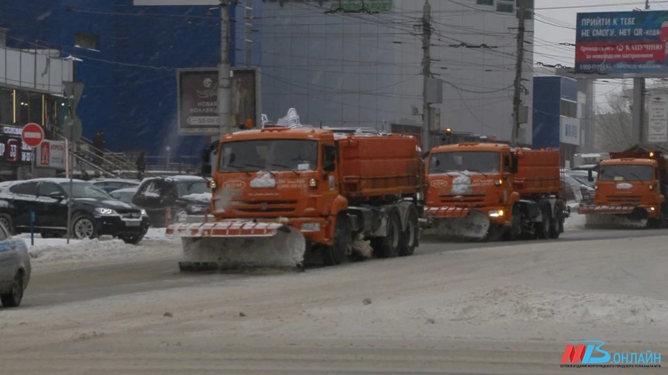 В Волгограде в усиленном режиме продолжают чистить дороги от снега и наледи